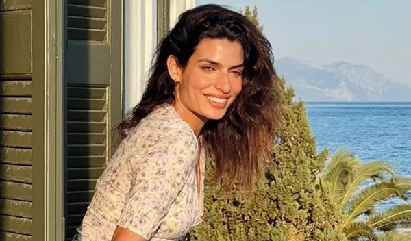 Σπαστά μαλλιά: 10 καλοκαιρινά χτενίσματα της Τόνιας Σωτηροπούλου που πρέπει να αντιγράψεις σήμερα κιόλας