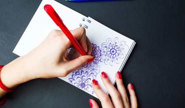 Αριστερόχειρες vs. δεξιόχειρες: Σε τι διαφέρουν (πέρα από το χέρι που γράφουν);