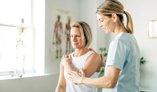 Πόνος Στον Ώμo: Συμπτώματα, αίτια, διάγνωση, αντιμετώπιση και όλα όσα πρέπει να ξέρεις