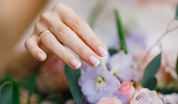 Παντρεύεσαι; Τα μανικιούρ που θα σε αναδείξουν στην πιο όμορφη νύφη της άνοιξης
