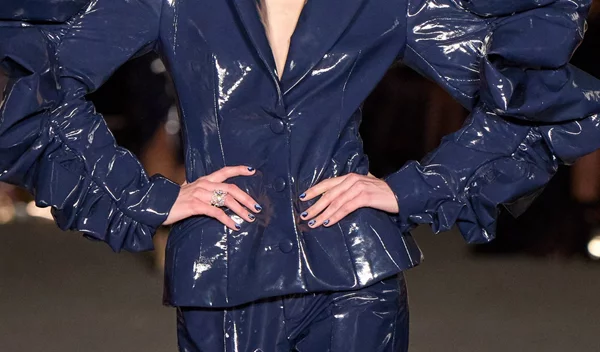 Αυτό είναι το αγαπημένο χρώμα των σχεδιαστών για τα νύχια μας, σύμφωνα με τη NYFW