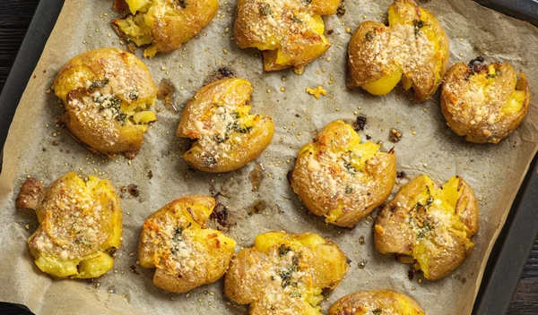 Οι πιο υγιεινές και τραγανές smashed πατάτες χρειάζονται μόλις 3 υλικά