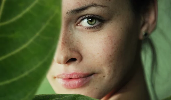 Τέλος στις ρυτίδες: Το μεταλλικό στοιχείο που κάνει θαύματα σε δέρμα, μαλλιά και νύχια