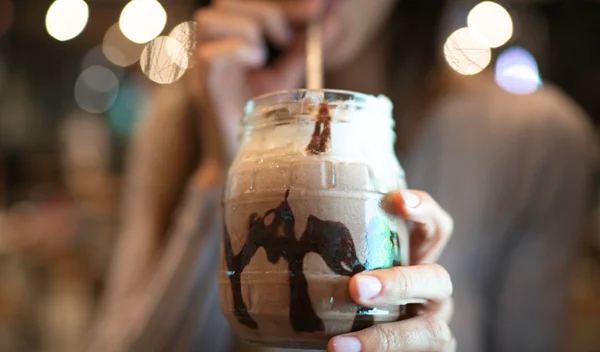 Συνταγή για milkshake χωρίς ζάχαρη (με αβοκάντο και κακάο!)