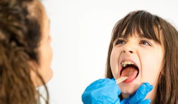 Στρεπτόκοκκος: Πότε το παιδί πρέπει να πάει κατευθείαν στον γιατρό - Τα συμπτώματα που προκαλούν ανησυχία