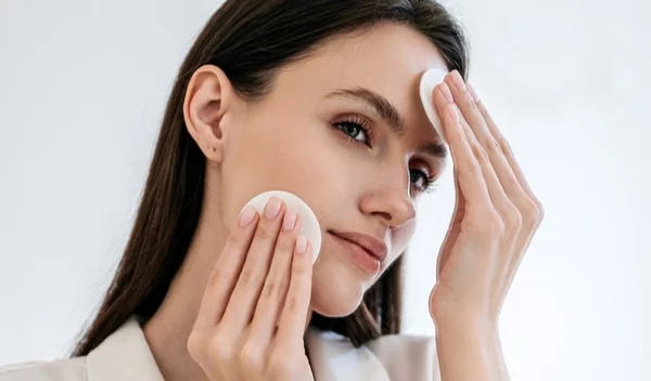 Λιπαρότητα στο πρόσωπο: Πώς να τη μειώσεις χωρίς να "στεγνώσεις" το δέρμα σου