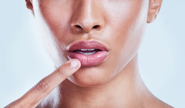 Τα lip oils είναι η νέα τάση στην ενυδάτωση των χειλιών μας