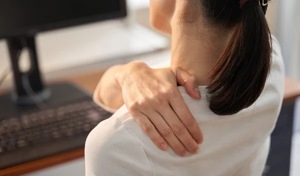 Πόνος στην ωμοπλάτη; Mε 1 μόλις άσκηση θα ανακουφιστείς μια και καλή