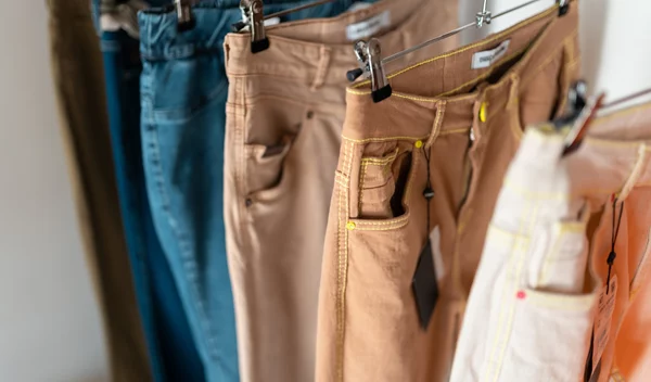 Το έξυπνο trick που θα σε βοηθήσει να επιλέξεις σωστά τα παντελόνια σου από το Zara