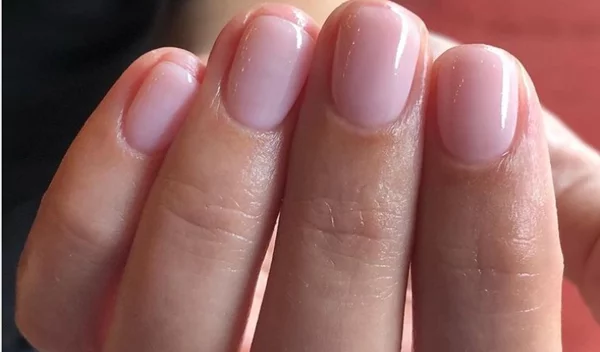 Έχεις κοντά νύχια; Τα φθινοπωρινά χρώματα που μπορείς να κάνεις για να τα αναδείξεις