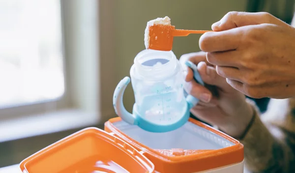 Γάλα φόρμουλα: 'Περιττό και διατροφικά ελλιπές' σύμφωνα με τους ειδικούς