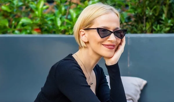 Η Νάντια Μπουλέ βρήκε το πιο κομψό σχέδιο για κοντά νύχια