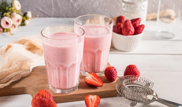 Πρωινό smoothie με φράουλες και γάλα καρύδας