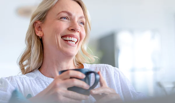 Η εμμηνόπαυση επηρεάζει το στόμα - 3 συμπτώματα που πρέπει να προσέξεις