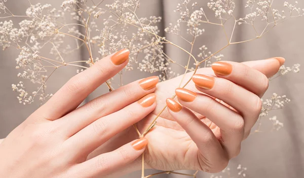 Τα 5 ωραιότερα χρώματα νυχιών που θα μας απασχολήσουν πολύ την άνοιξη του ΄22