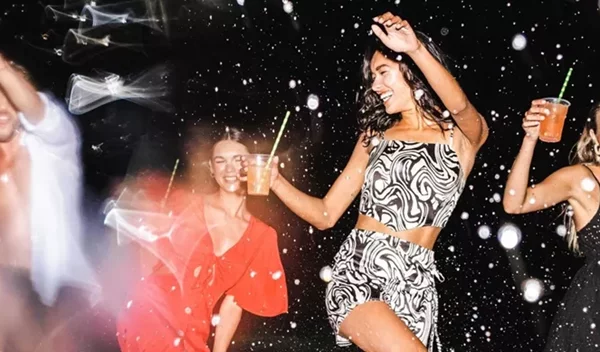 Ετοιμάζεις βαλίτσα; Βρήκαμε τα απαραίτητα των διακοπών για day to night outfits στην Pink Woman