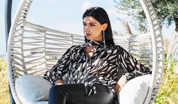 Για το γραφείο, τη χαλαρή βόλτα, τη βραδινή έξοδο | Η Κέιζι Μίζιου προτείνει τα κομψά looks για να ξεχωρίσεις με το στιλ σου