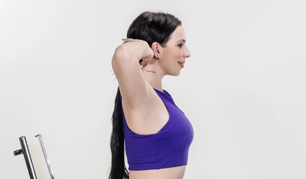 Σφιγμένος αυχένας | Κάνε αυτήν την απλή διάταση στο γραφείο σου