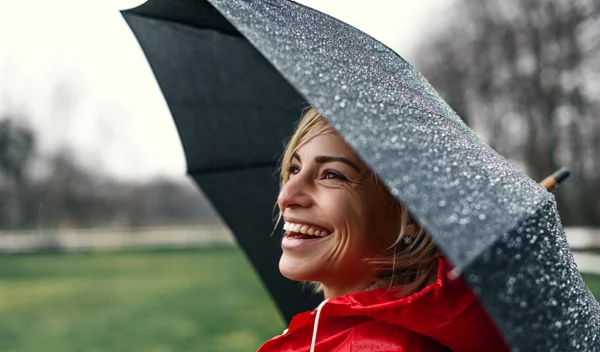 Κρύος και υγρός καιρός: Πώς επηρεάζει την αρθρίτιδα και τι μπορείς να κάνεις