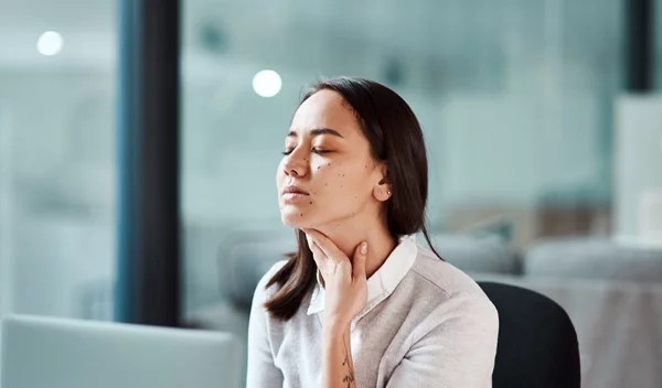 Ξηρός λαιμός: Όλοι οι λόγοι που εξηγούν γιατί συμβαίνει αυτό