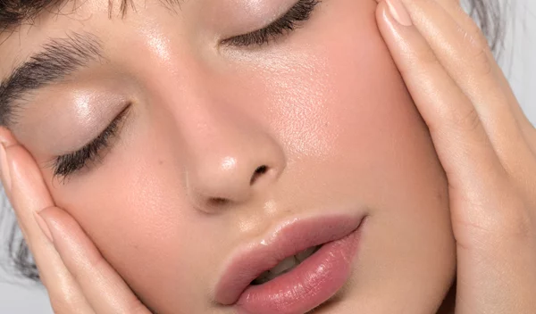 H πιο εύκολη καθημερινή συνήθεια για πιο μακριές και "δυνατές" βλεφαρίδες