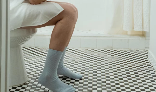 Τι κινδυνεύεις να πάθεις αν κάθεσαι στην τουαλέτα πάνω από 15 λεπτά