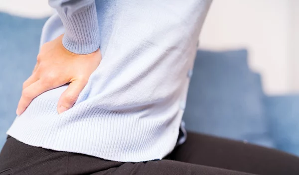 Ξέχνα τις ατελείωτες φυσικοθεραπείες – αυτό το workout ανακουφίζει τον πόνο στο ισχίο