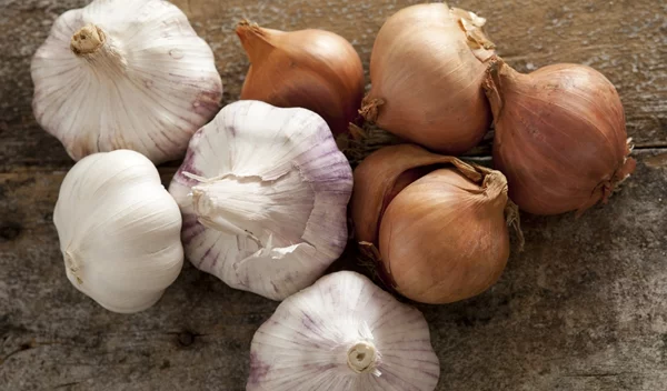 Σκόρδο ή κρεμμύδι; Μάθε τα οφέλη τους και δες ποιο σου ταιριάζει