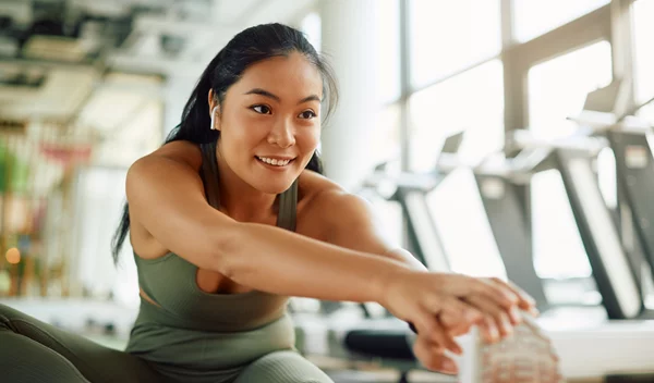 6 αποτελεσματικές διατάσεις για να χαλαρώσεις τους γλουτούς και τα ισχία σου