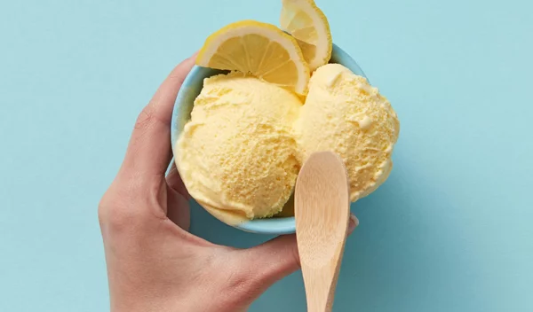 Συνταγή για παγωτό λεμόνι από τον Άκη Πετρετζίκη