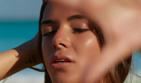 Ξηρή και θαμπή επιδερμίδα μετά το καλοκαίρι; Τα SOS βήματα για λάμψη και ελαστικότητα