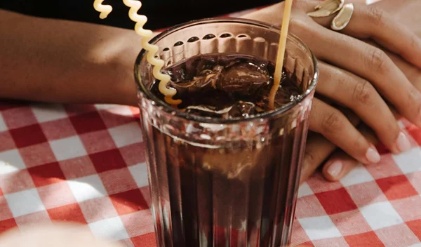 Γιατί το να πίνεις ζάχαρη είναι χειρότερο από το να την τρως;