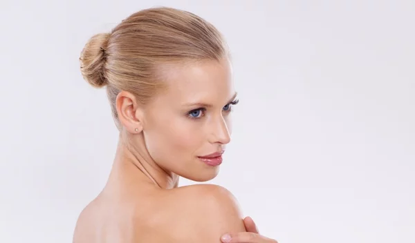 Γιατί η επιδερμίδα μας γίνεται ολοένα και πιο ξηρή όσο μεγαλώνουμε; Μια επιστημονική εξήγηση