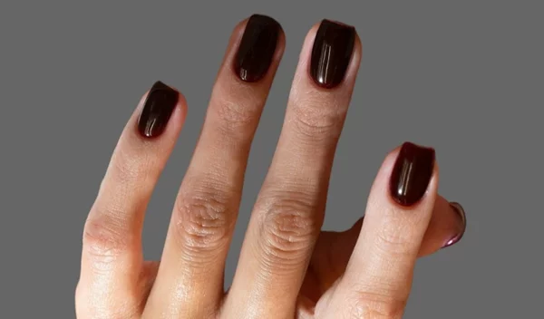 No Glitter: Αυτό είναι το πιο κομψό γιορτινό μανικιούρ των φετινών Χριστουγέννων