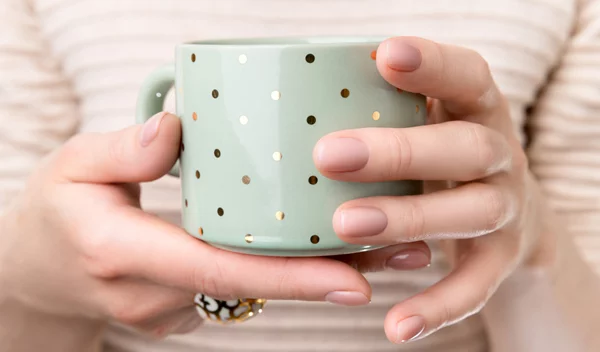 Αυτό είναι το μόνο χρώμα με το οποίο θα θέλουμε να βάφουμε τα νύχια μας φέτος την άνοιξη