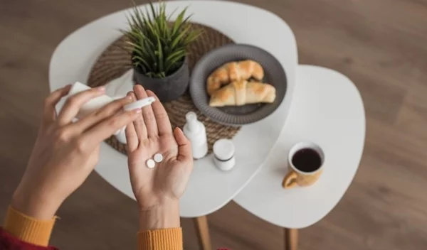 Ποια φάρμακα δεν πρέπει να παίρνουμε μαζί με τον καφέ μας και γιατί