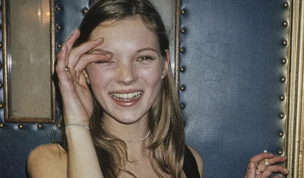 Χτενίσματα: Το απόλυτο '90s hair trick των supermodels για να δείχνεις πιο σέξι