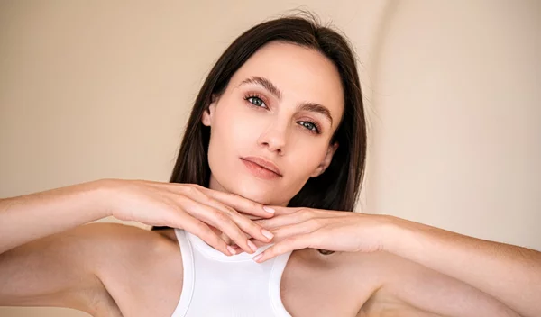 "Botox σε μπουκάλι"; Όλη η αλήθεια για τα πεπτίδια στα καλλυντικά σου