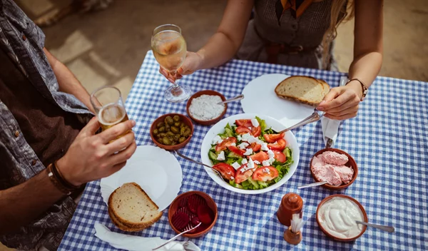 Τι να κάνεις αν πάθεις δηλητηρίαση στις διακοπές και πώς θα την αντιμετωπίσεις;