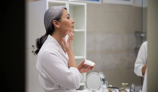 Οι skincare αλλαγές που κάθε γυναίκα θα πρέπει να κάνει μετά τα 50