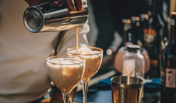 Είναι επικίνδυνο να πίνω αλκοόλ μαζί με καφεΐνη;