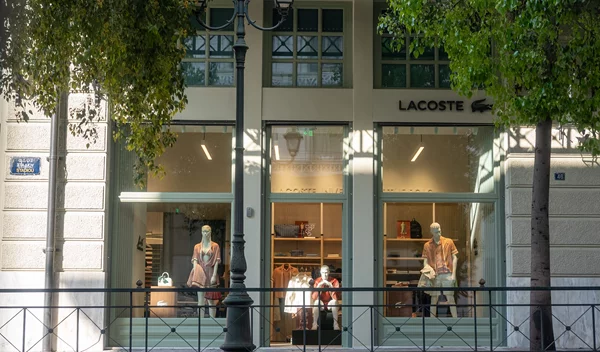 Lacoste: Νέα boutique στο εμβληματικό Μέγαρο Αρσακείου