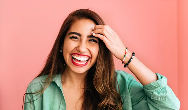 Σου δίνουμε 8 επιστημονικούς λόγους για να γελάς κάθε μέρα