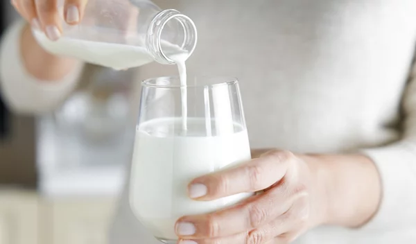 Δεν είναι το αγελαδινό: Ποιο γάλα πρέπει να πίνεις μετά τα 50 για δυνατούς μυς και λιγότερο λίπος;