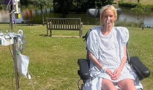 Μητέρα αποκαλύπτει το προειδοποιητικό σημάδι της θανατηφόρας ασθένειας που έμοιαζε με long Covid - την έριξε σε κώμα