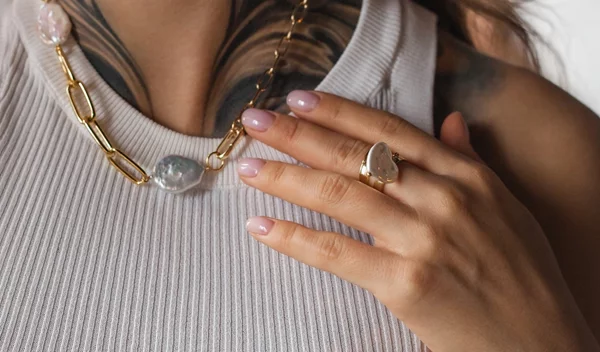 Αυτό το μανικιούρ δίνει αξεπέραστο στυλ στα κοντά νύχια