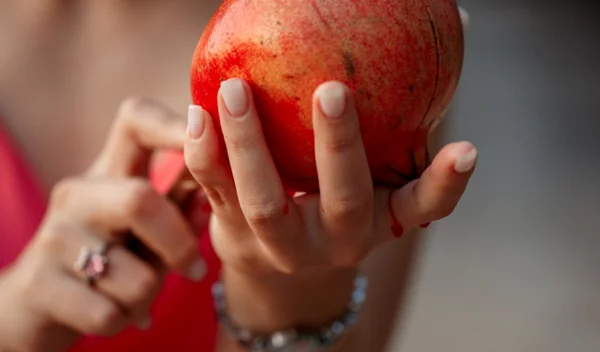 Πρόληψη για το έμφραγμα από τη φύση: Χυμός ρόδι + 3 χουρμάδες τη μέρα