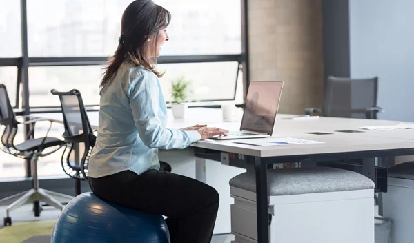 Είναι οφέλιμο να χρησιμοποιείς μπάλα γυμναστικής αντί για καρέκλα;