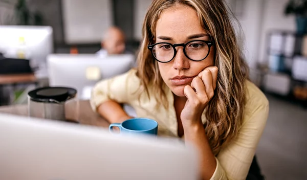 Σύνδρομο του απατεώνα: 4 τρόποι να το καταπολεμήσεις