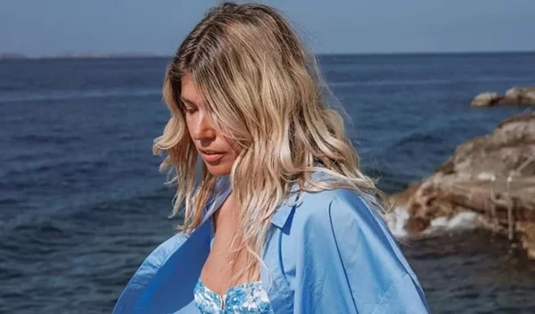 Mermaid vibes: Όλες οι διάσημες Ελληνίδες με τα πιο hot (σπαστά) μαλλιά για την παραλία - και όχι μόνο